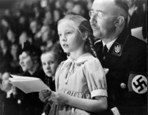 Duchovní otec Lebensbornu Heinrich Himmler (1900 – 1945) s árijskými dětmi. Foto: La8Period3