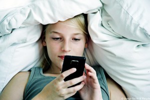 Teenageři kvůli chytrým telefonům trpí nespavostí. Ilustrační foto: Stock&People