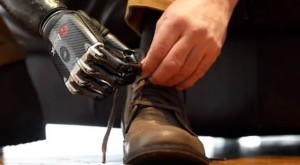 Bionická končetina byla oceněna prestižní cenou Jamese Dysona pro mladé odborníky. Foto: Geek.com