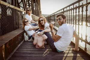 Saháme na ně denně, ale saháme správně? Na to se ptají studenti 1. LF UK, v kampani upozorňující na důležitost samovyšetřování v prevenci rakoviny prsou a varlat. Foto: Lucie Vysloužilová