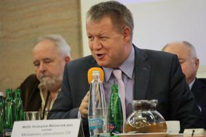 Ministr Němeček byl před odletem do Číny znamenitě naladěn...