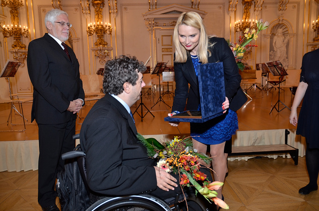 Ceny předala náměstkyně ministra Lenka Teska Arnoštová. Vlevo Petr Lněnička, uprostřed primář Jiří Kříž. Foto: MZČR