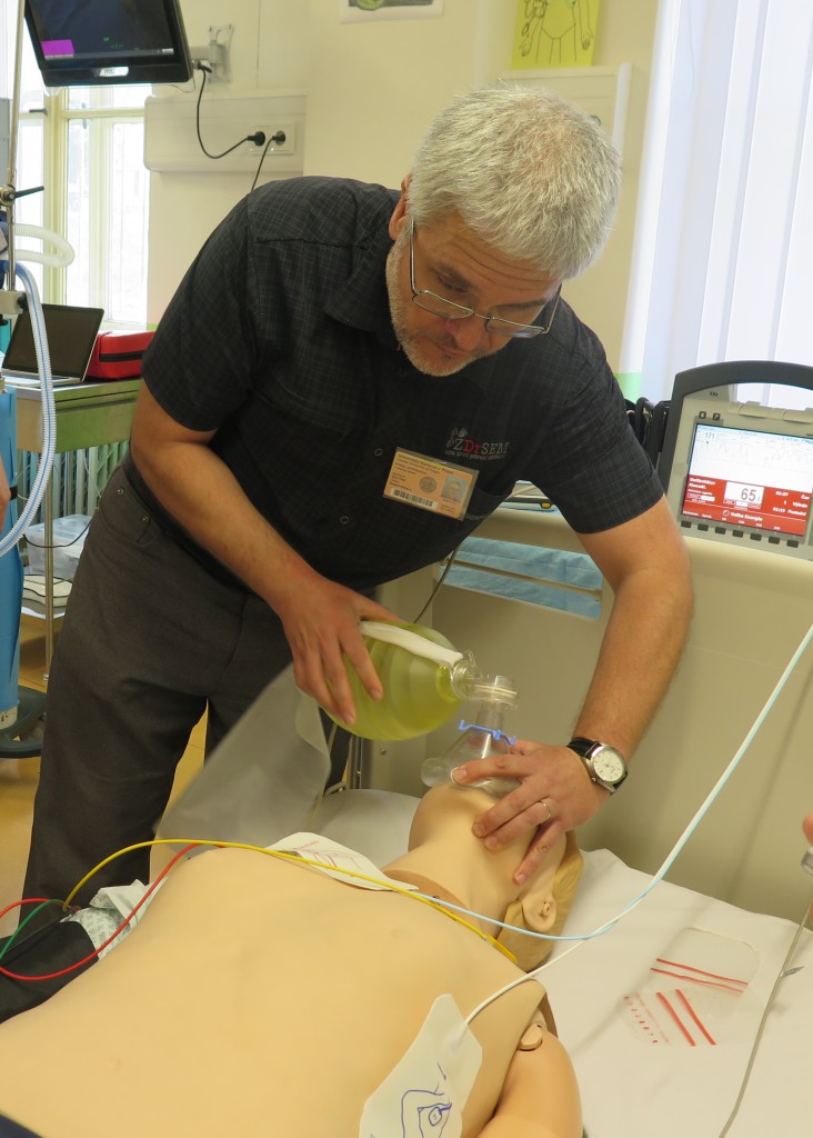 Resuscitační Andula, kterou nyní mají možnost používat studenti 1. LF, je diametrálně odlišná od těch, na nichž se učily starší generace lékařů. Na snímku předvádí oživování na simulátoru Resusci Anne Simulator vyučující Robert Pleskot. Foto: MK