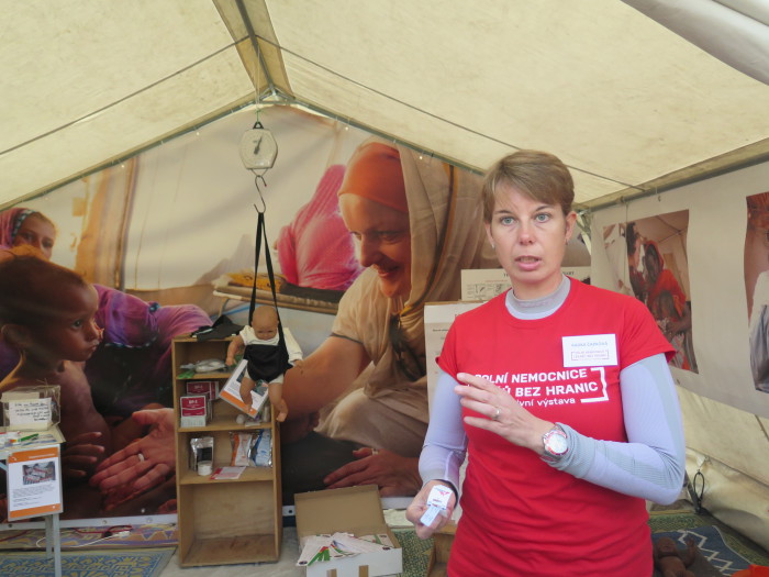 Testování podvýživy se provádí pomocí screeningového proužku, kterým se měří obvod paže v nadloktí (ten je u dětí ve věku půl roku až pět let konstantní). Děti v riziku jsou změřeny a zváženy (na snímku jsou váhy vidět za lékařkou Radkou Čapkovou), díky čemuž se stanoví stupeň malnutrice. Foto: MK