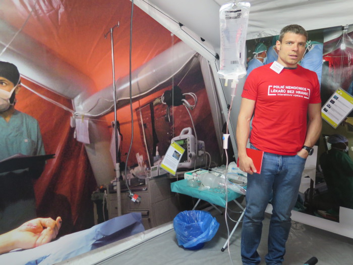 Součástí chirurgického stanu bývá malá chirurgie s lůžkem a jednoduchým převazovým vybavením, kterou denně může protéct sto až 150 pacientů. Operace se pak provádějí na operačním sále vybaveném lůžkem, chirurgickým stolem a osvětlením (na snímku fungování sálu přibližuje chirurg Tomáš Šebek). Na jednotlivé typy zákroků jsou připraveny speciální sety určené např. na císařský řez, operaci břišní dutiny či kraniotomii. Foto: MK