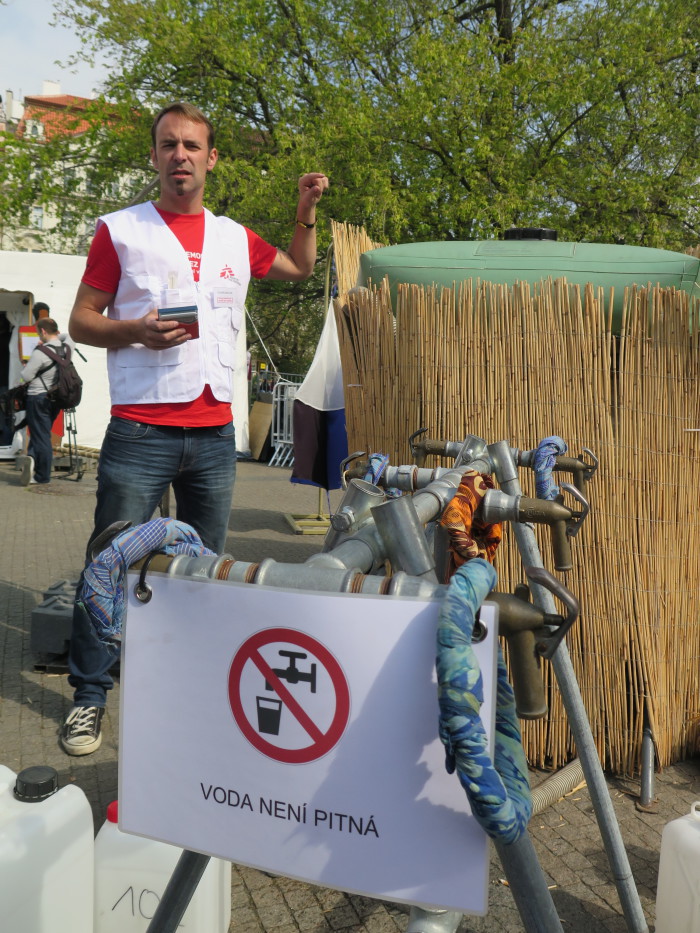 Určit množství chloru, které je potřeba na vyčištění vody použít, není jen tak – nelze ho dělat takříkajíc od oka. Proto logistici, jako je Zdeněk Müller, provádějí tzv. kyblíkový test, kdy do několika kbelíků přidají různé množství chloru a po pár minutách pomocí speciálních tablet otestují, kolik chloru zbylo. Pokud tam není žádný nebo je ho málo, znamená to, že se chlor spotřeboval na zabití mikrobů a nějací tam ještě zbyli. Naopak pokud ve vodě chloru zůstane moc, není chuťově dobrá a může způsobit zdravotní potíže. Množství chloru použité u „vítězného“ kbelíku se pak přepočítá na množství vody, kterou je třeba vyčistit. Foto: MK