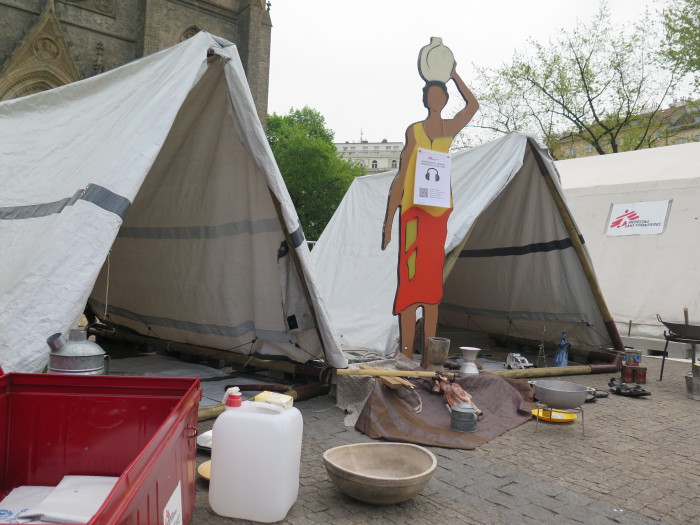 Ačkoliv poskytování přístřeší není hlavním posláním Lékařů bez hranic, pokud na místo problému dorazí první, zajišťují ho. Ve stanech na snímku obvykle bydlí šest až osm lidí. Foto: MK