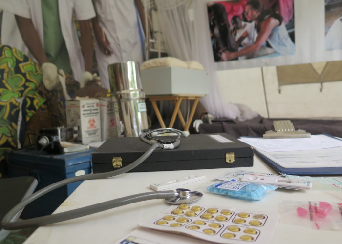 Dózy obsahující tisíce tablet, filtr chlorované vody či moskytiéry jsou součástí vybavení stanů poskytujících základní zdravotní péči. Foto: MK