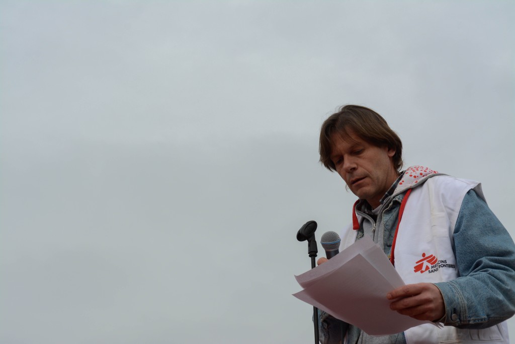 Thomas Nierle při vzpomínkové akci na události v Kunduzu. Foto: © Lékaři bez hranic/ Natacha Buhler