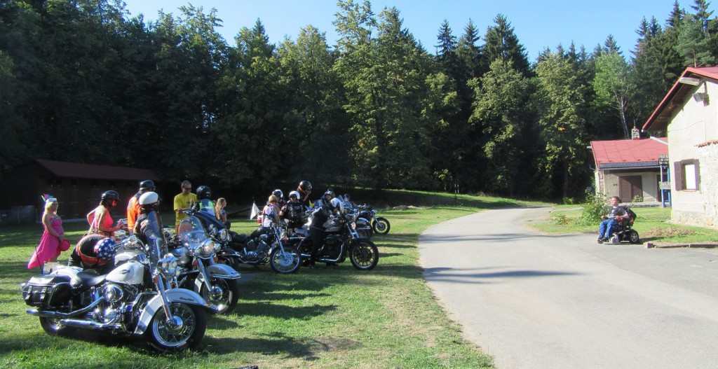 Parent Project pořádá pravidelná setkání, toto léto sraz navíc spojil s oslavou 15 let existence (na snímku). Podporu motorkářů mají chlapci s DMD také při každoroční MDA Ride. Foto: Parent Project