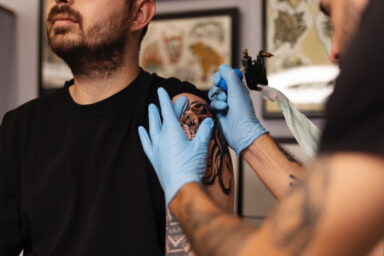 Tetovanie a zdravotné riziká: Prečo môžu prísť komplikácie aj po rokoch? Dermatologička radí, ako sa chrániť.