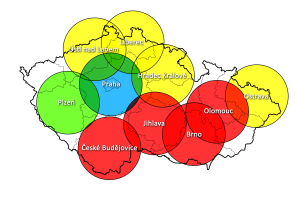 Mapa rozložení stanic letecké záchranné služby v České republice. Žluté základny DSA, červené Alfa-Helicopter, modré Letecká služba Policie ČR, zelené Armáda ČR. Foto: Wikipedie