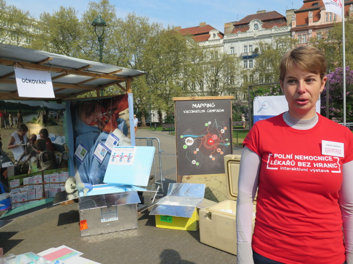 Očkovací látky mají pro mise jednu nevýhodu – musí se skladovat v chladu. To znamená velkou výzvu pro logistiky, kteří nejdřív musí látky dostat z Evropy do daného státu a následně je z letiště v krabicích s ledovými vložkami převezou na místo, kde jsou k dispozici lednice. V terénu pak zdravotníci nosí ampule s vakcínami v chladících přepravkách, kde vydrží několik hodin. Na snímku lékařka Radka Čapková u očkovacího stanu. Foto: MK